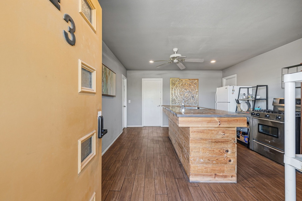 30-web-or-mls-8M4A8701 - Cerca Front Door
